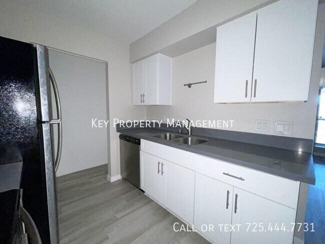 Foto del edificio - REMODELED 2 BEDROOM CONDO WITH STAINLESS S...