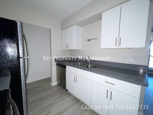 Building Photo - REMODELED 2 BEDROOM CONDO WITH STAINLESS S...