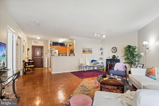 Foto del edificio - 7111 Woodmont Ave