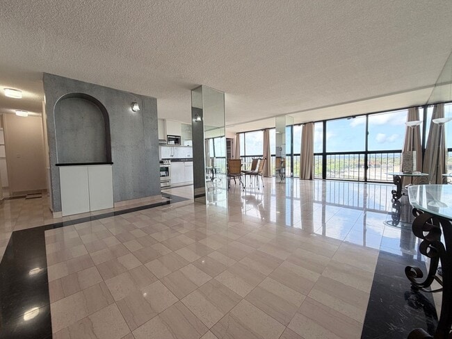 Building Photo - Kahala Towers 3BD/2BA Condo with 1 Parking – Available Now