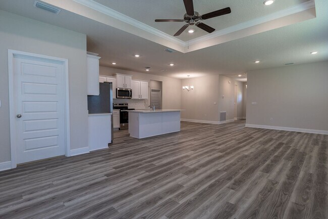 Foto del edificio - 4-bedroom, 2-bath home in the sought-after...