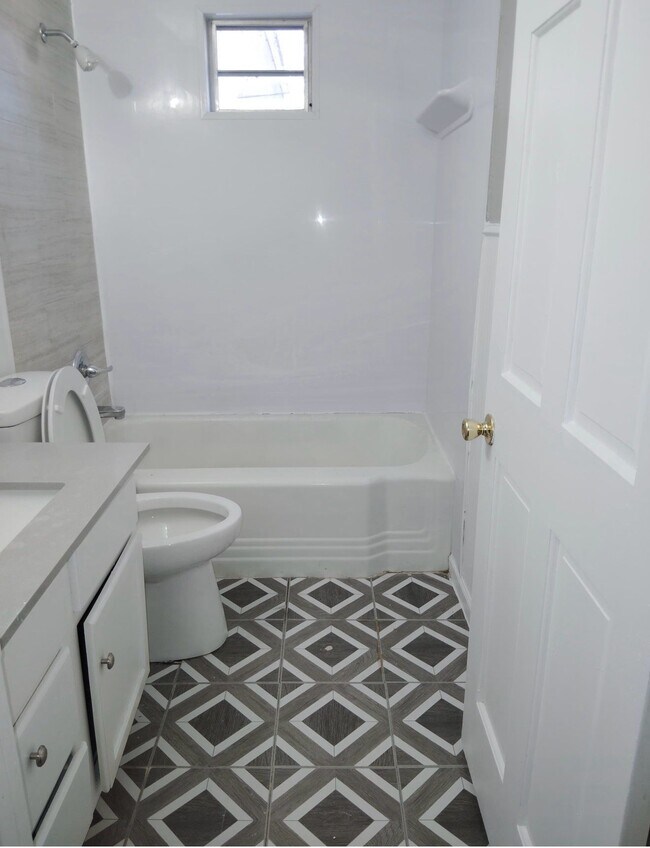 Building Photo - 3106 SW 10th Ave