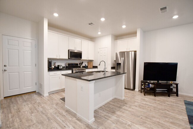 Building Photo - Painted Prairie Town Home for Rent! Brand ...