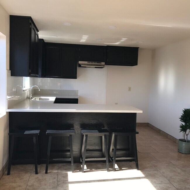Kitchen - 671 S Ferris Ave