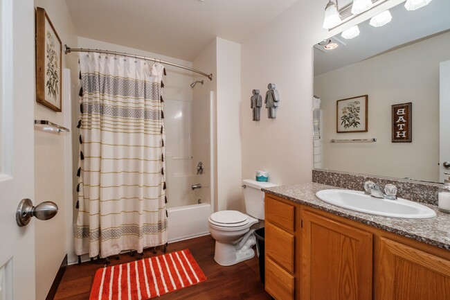 Brentwood Estates | Baño de arriba - Brentwood Estates