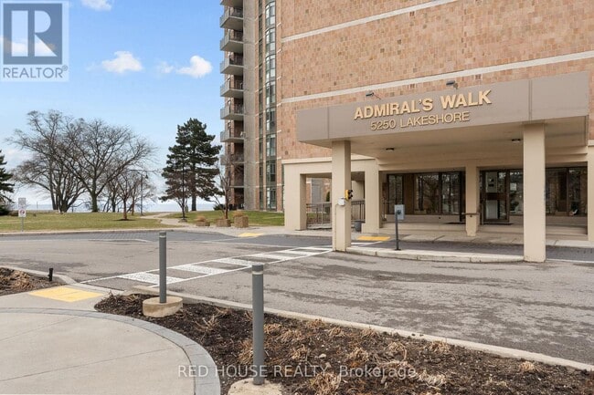 Photo du bâtiment - 5250-5250 Lakeshore Rd.