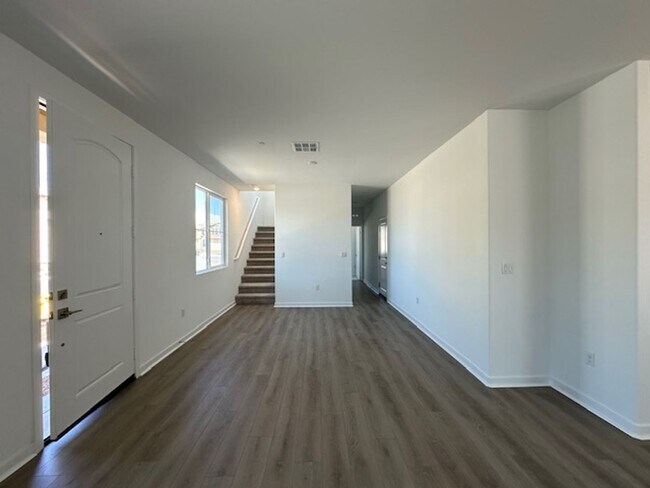 Foto del edificio - Brand New Lennar 4 Bedroom in French Valley