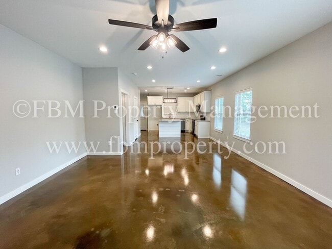 Building Photo - 292 Cosey St