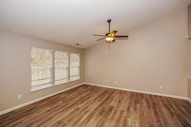 Foto del edificio - 2082 Chapel Creek Rd