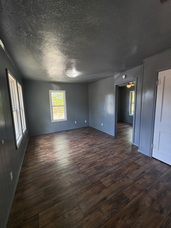 Building Photo - 522 S Stonewall Ave