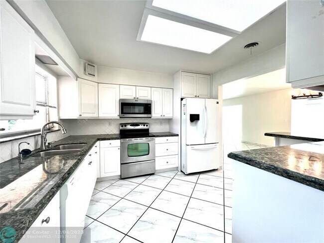 Building Photo - 1930 Windward Dr