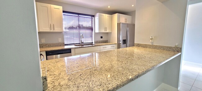 Building Photo - 3684 Pinehurst Dr