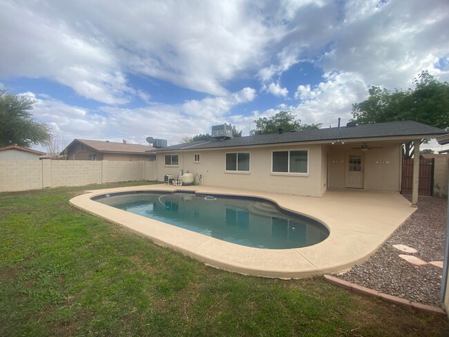 Foto del edificio - Charming 3 Bed/2 Bath w/Pool in Great Mesa...