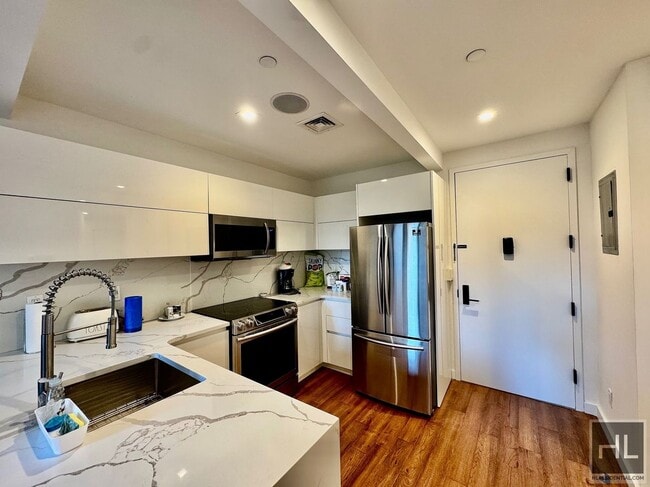 Building Photo - Stunning 1 bedroom with Condo finishes W/D and DW Lare Private Outdoor space close to the N line