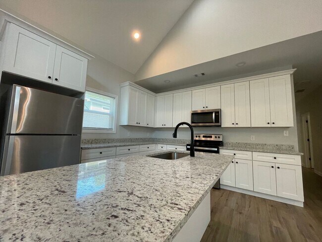 Foto del edificio - 5 Bed Home Available August 2026!