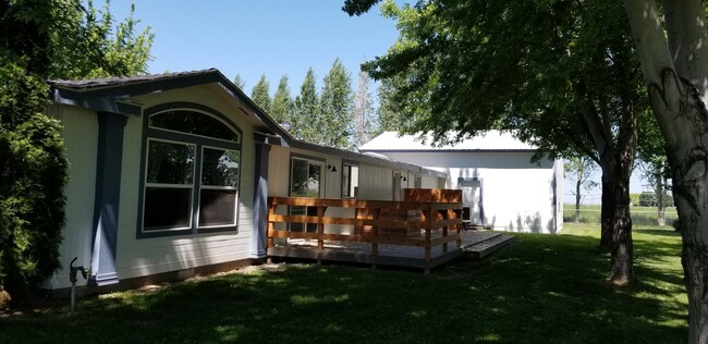 Building Photo - Country Living