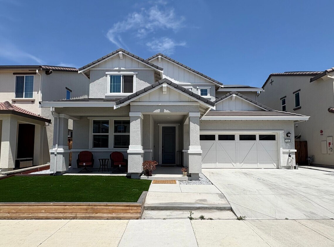 Foto principal - Beautiful 4 Bed 3 Full Bath Home with Sola...