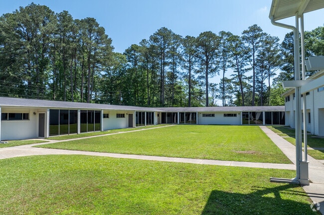 Courtyard - Courtyard Apartment Homes