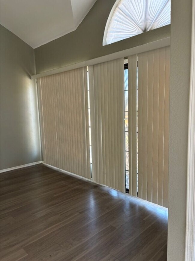 Building Photo - 1 BEDROOM 1 BATH WITH 1 CAR GARAGE ATTACHED IN NICE COMMUNITY GLENDALE