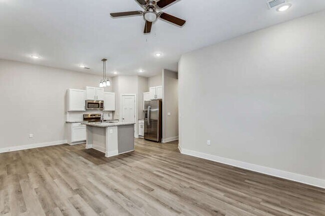 Foto del edificio - Updated 3 bedroom, 2 bath Duplex - Accepti...