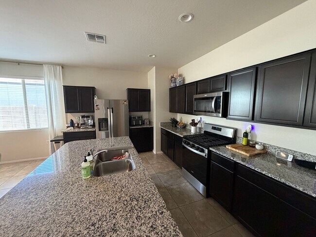Building Photo - Upgraded and Spacious 4 Bed/2 Bath in Buckeye