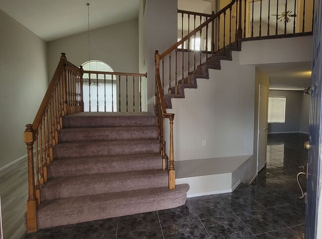 Foto del edificio - 5 bedroom, 3 full bath home in the Lakes!