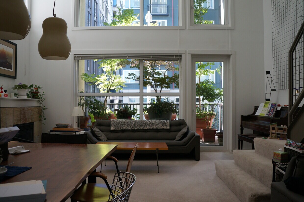 loft unit opens onto 2-story covered terrace - 2607 Western Ave
