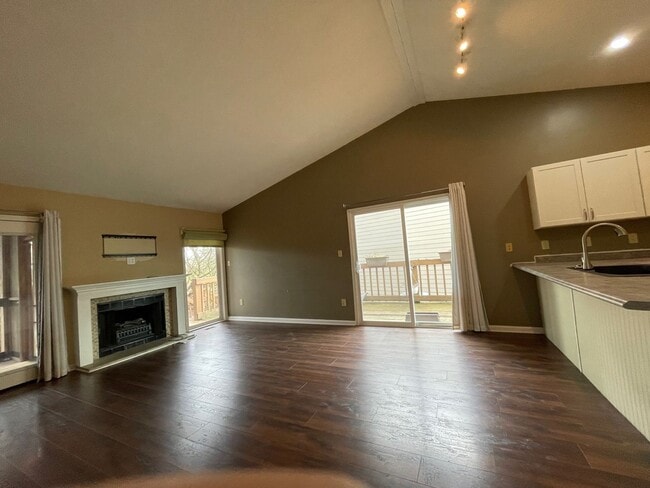 Building Photo - The Pointe Condo 2 Bed 2 Bath Water Edge Community