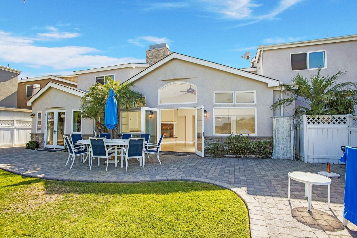 218 Highland St Unit A, Newport Beach, CA 92663 Room for Rent in