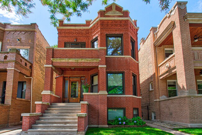 Building - 2642 N Mozart St