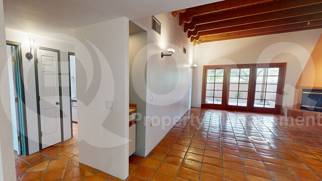 Foto del edificio - 5392 E Francisco Loop