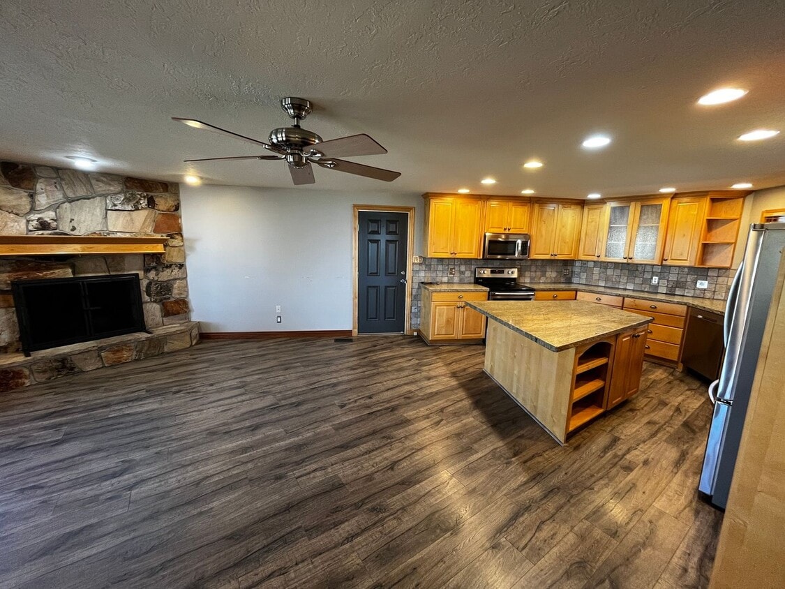 Primary Photo - First Month 1/2 Off - 5 Bedroom/4 Bathroom...