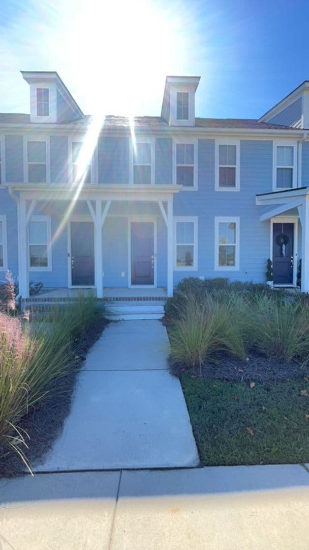 Building Photo - 561 Blueway Ave