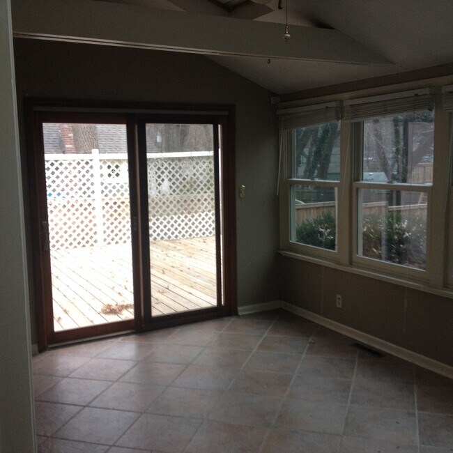 El solárium da a una terraza que se encuentra ligeramente por encima del nivel del suelo en el patio trasero. - 4515 West 72nd Terrace