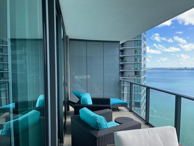 Foto del edificio - 650 NE 32nd St