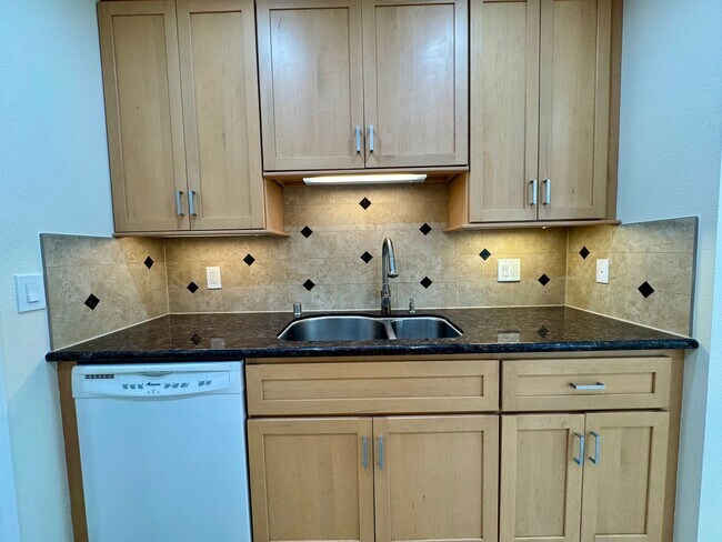 Building Photo - Beautiful Courtyard Level Flat with Outdoor Garden Patio