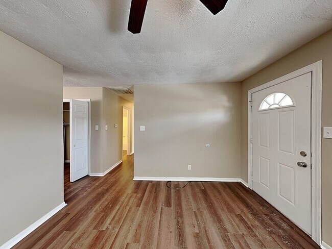 Building Photo - ADORABLE 3 bed 2 bath ranch home!