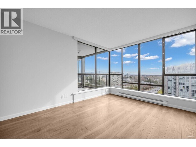 Photo du bâtiment - 8180 Granville Ave