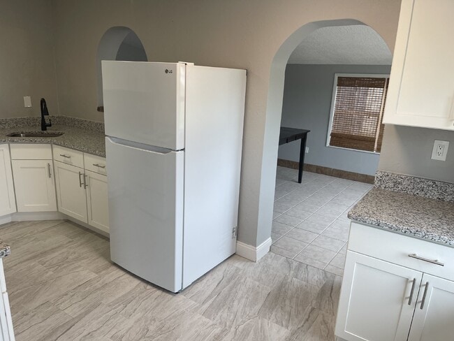 Building Photo - Fully renovated 3B 1B home