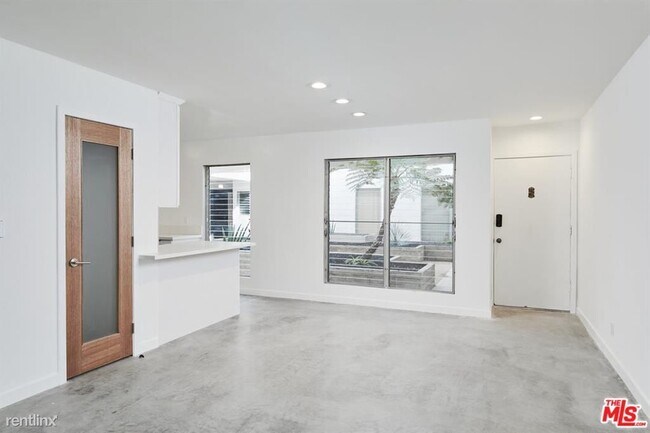 Building Photo - 305 San Vicente Blvd