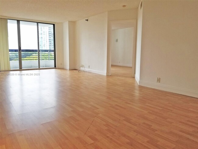 Foto del edificio - 3400 NE 192nd St