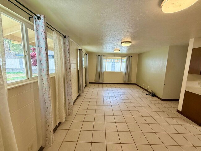 Foto del edificio - 3 Bedroom / 1 Bathroom Home Available in Wailuku!