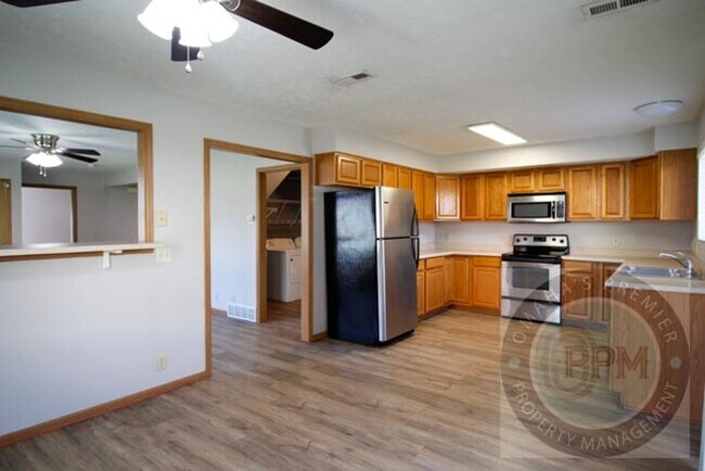 Foto del edificio - HUGE 2 Bed 1 Bath Cornhusker Creek