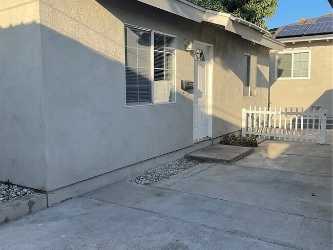 Foto del edificio - 12758 Russell Ave