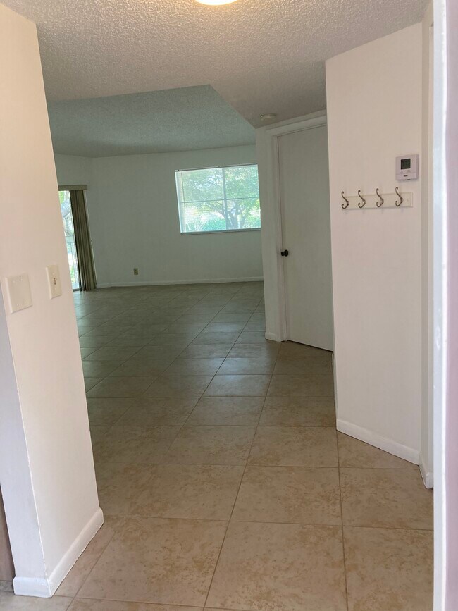 Building Photo - 9777 Westview Dr