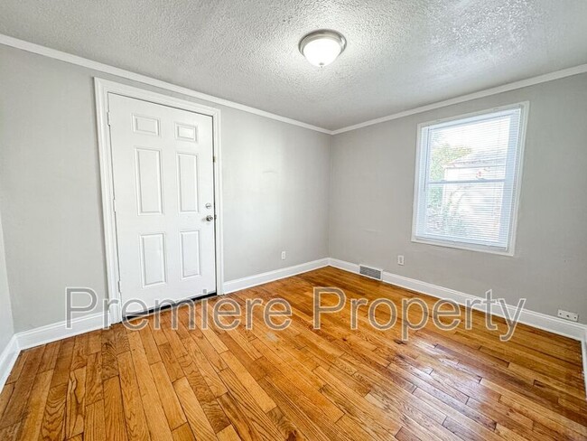 Building Photo - 325 E 28th Ave