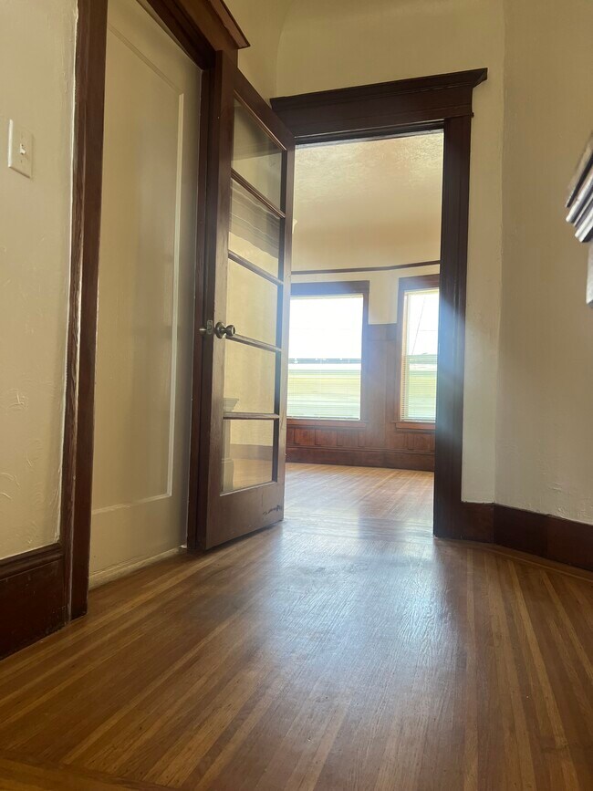 Entry - 1030 47th St