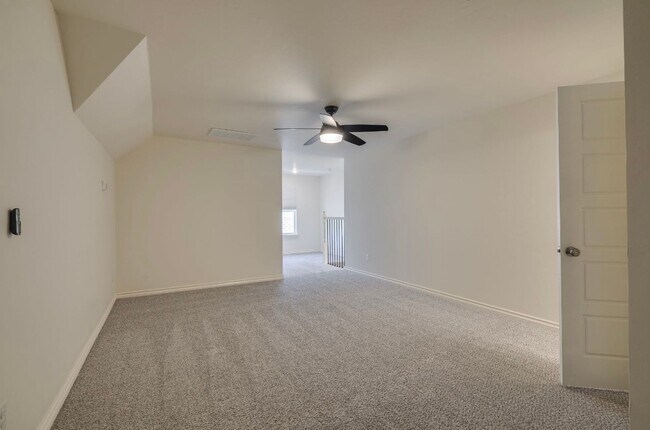 Building Photo - 3 Bed 2.5 Bath in W/Bonus Room in Deer Cre...