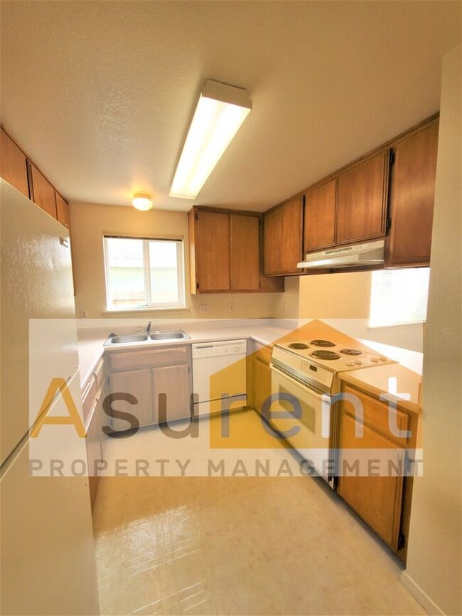 Building Photo - Great Duplex Available Now!