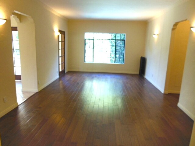 Primary Photo - 569 N Rossmore Ave